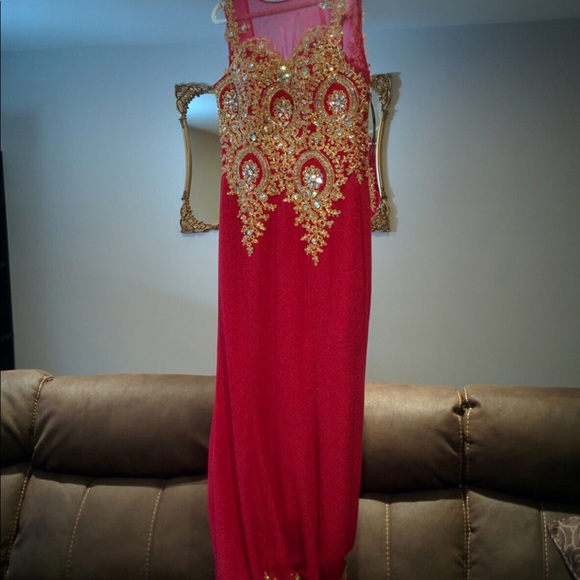 Beautiful red dress - Picture 2 of 4